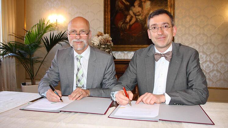Gestern unterzeichneten OB Kay Blankenburg und Tilman Schlömp den neuen Werksvertrag. Fotos: Ralf Ruppert