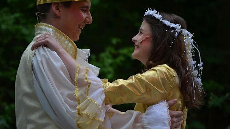 Tolle Szenen, prächtige Kostüme bietet die "Aschenputtel"-Aufführung auf der Waldbühne Heldritt. Foto: Gabi Bertram