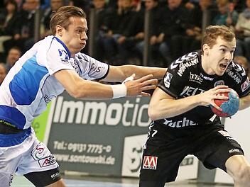 Jonas Link (r.) und der HC Erlangen ließen es beim 28:25-Sieg gegen Bayer Dormagen nach der Pause etwas zu locker angehen. Nichtsdestotrotz gewannen die Franken auch ihr neuntes Heimspiel. Foto: Sportfoto Zink