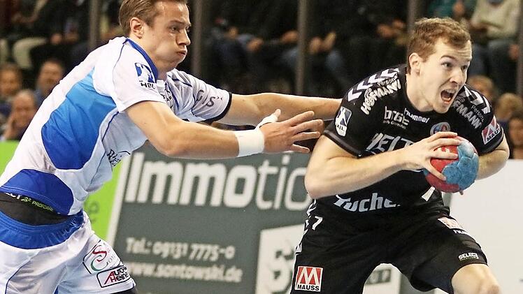Jonas Link (r.) und der HC Erlangen ließen es beim 28:25-Sieg gegen Bayer Dormagen nach der Pause etwas zu locker angehen. Nichtsdestotrotz gewannen die Franken auch ihr neuntes Heimspiel. Foto: Sportfoto Zink
