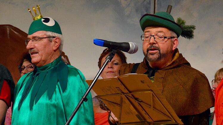 Die Sänger der Sängervereinigung, hier mit Manfred Willacker als Froschkönig und Wolfgang Mahlmeister als Jäger. Foto: Kathrin Kupka-Hahn