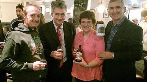Bei der "Beerlaunch" in Castlebar von links: Iain Price, John Condon, Caroline Price und Councillor Martin McLoughlin trinken auf das neue Rauchbier. Foto: privat