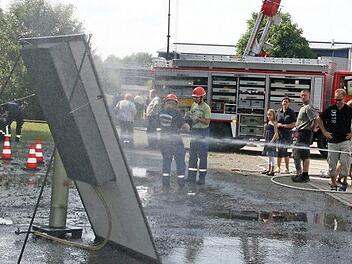 eine der bei Kindern jedes Jahr besonders beliebten Aktionen ist das Wasser-Zielspritzen mit der Feuerwehr. Foto: Archiv/Sonny Adam