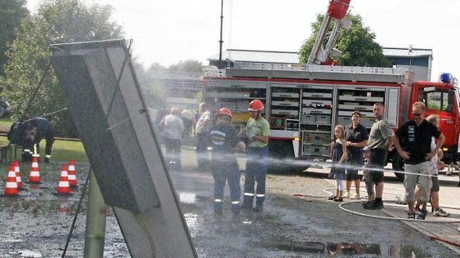 eine der bei Kindern jedes Jahr besonders beliebten Aktionen ist das Wasser-Zielspritzen mit der Feuerwehr. Foto: Archiv/Sonny Adam