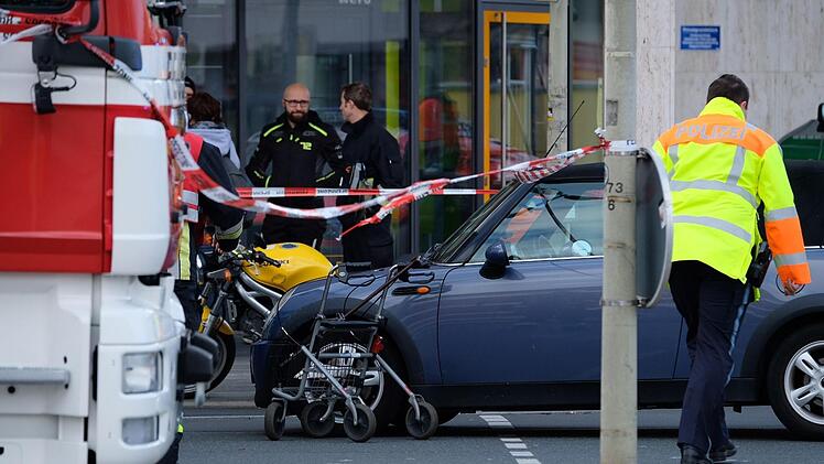 T&ouml;dlicher Unfall in N&uuml;rnberg: Ein Lastwagen hat am Nordring einen Fu&szlig;g&auml;nger erfasst und &uuml;berrollt.    Foto: NEWS5 / Grundmann