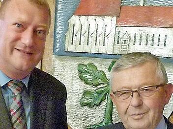Bürgermeister Michael Keilich überreicht Klaus Hager die Dankurkunde des bayerischen Innenministers.  Foto: Klaus Oelzner