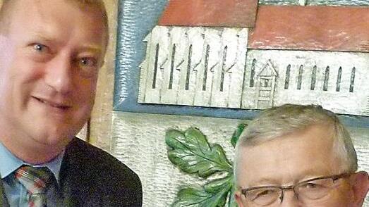 Bürgermeister Michael Keilich überreicht Klaus Hager die Dankurkunde des bayerischen Innenministers.  Foto: Klaus Oelzner