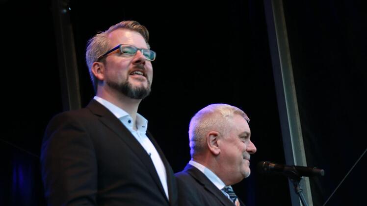 Coburgs künftiger Intendant Bernhard F. Loges (links) und Oberbürgermeister Norbert Tessmer beim Klassik-Open-Air im Rosengarten.Foto: Jochen Berger