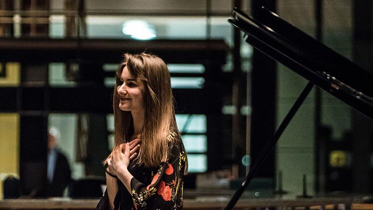 Reichlich Applaus verdiente sich am Ende die junge Pianistin Aurelia Shimkus bei ihrem Coburg-Debüt im HUK-Foyer.Foto: Jochen Berger