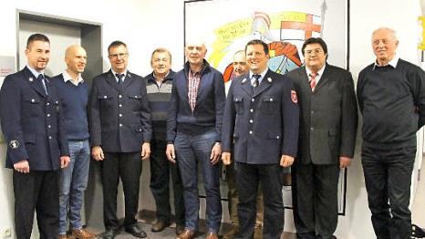 Der neue Vorstand mit (von links) Dominik Hilbert, Matthias Anger, Hans-Jürgen Michel, Hans-Josef Jungkunz, Günter Schirmer, Edmund Lang, Thomas Günther und Zweitem Bürgermeister Wolfgang Förtsch sowie Gemeinderat Werner Löffler Foto: K.- H. Hofmann