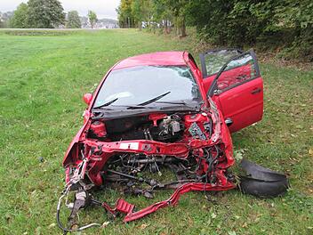 Das Auto eines 28-J&auml;hrigen aus Hof erlitt am Dienstag einen Totalschaden - wie durch ein Wunder kam der Mann mit leichten Verletzungen davon. Foto: Polizei Hof
