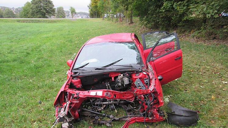 Das Auto eines 28-Jährigen aus Hof erlitt am Dienstag einen Totalschaden - wie durch ein Wunder kam der Mann mit leichten Verletzungen davon. Foto: Polizei Hof