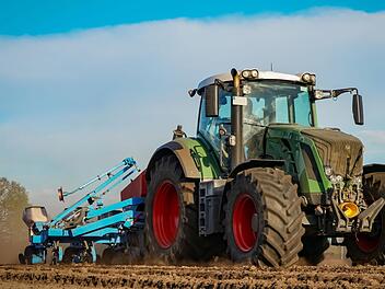 Bei einem Unfall mit einem Traktor ist eine Frau im Kreis Ansbach verletzt worden. Symbolfoto: Countrypixel/Adobe Stock