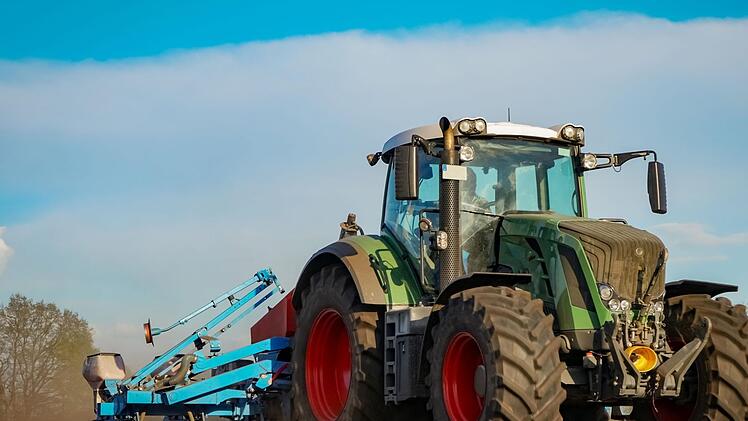 Bei einem Unfall mit einem Traktor ist eine Frau im Kreis Ansbach verletzt worden. Symbolfoto: Countrypixel/Adobe Stock