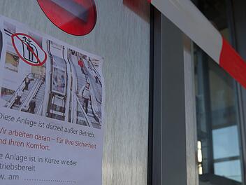 Eingeweiht, TÜV-geprüft, nicht funktionstauglich: die Aufzugsanlage an der Bahnunterführung in Ebersdorf bei Coburg. - Foto: Berthold Köhler