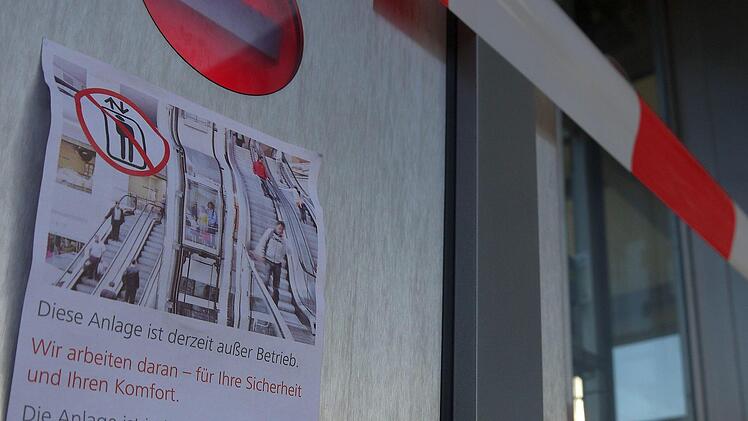 Eingeweiht, TÜV-geprüft, nicht funktionstauglich: die Aufzugsanlage an der Bahnunterführung in Ebersdorf bei Coburg. - Foto: Berthold Köhler