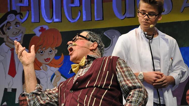 Altbürgermeister Rudi Eck klagte "Doktor" Emil Lenhardt sein Leid.