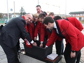 Heinrich Süß und die Elferräte der "Blummazupfer" waren beim Geldbeutelwaschen bester Laune.     Foto: Richard Sänger
