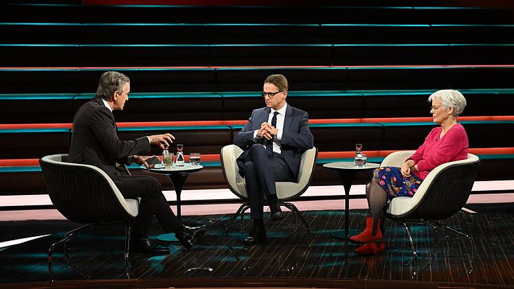 Markus Lanz (links) sprach am Mittwochabend mit Carsten Linnemann und Ulrike Herrmann.