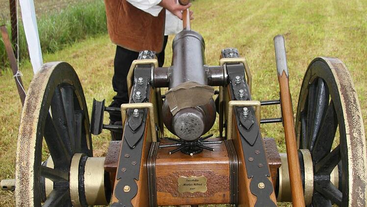 Kanonier Alfred Pfister macht seinen Nachbau eines bayerischen Feldgeschützes schießfertig: Das Gelbsreuther Geschütz ist einen Geschütz aus dem Jahr 1770 nachempfunden, es hat ein Kaliber von 50 Millimeter und verschießt Bleikugeln mit einem Gewicht von zwei Pfund. Pro Pulverladung sind 220 bis 300 Gramm Schwarzpulver nötig.