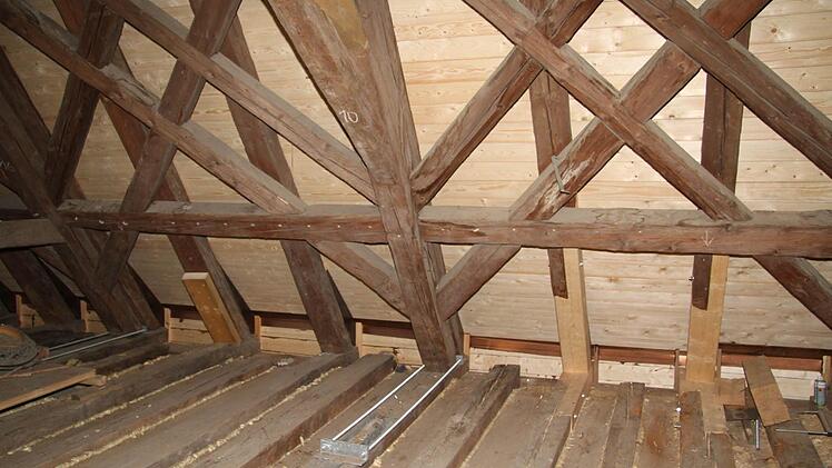 Die Bauarbeiten gehen rasant voran: Für insgesamt 390 000 Euro wird der Dachstuhl des Klosters saniert.