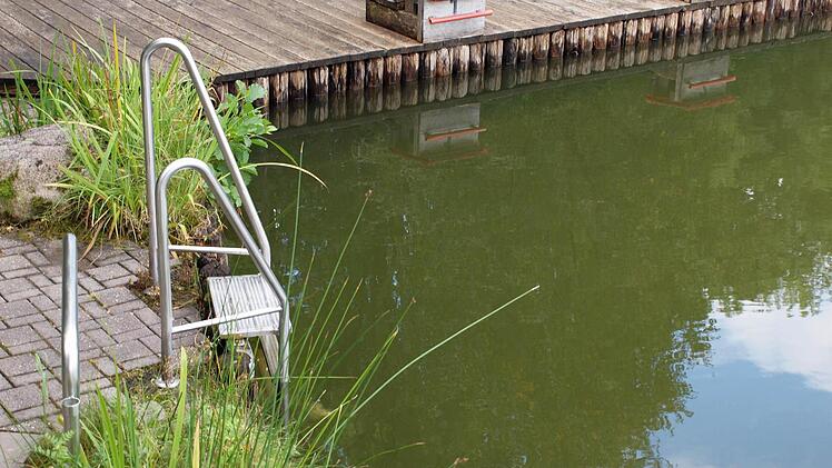 Still-Leben: Bei der derzeitigen Witterung bleiben im Waldbad sowohl der Startblock als auch der Einstieg den ganzen Tag leer.