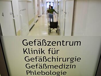 Die Bamberger Staatsanwaltschaft wirft dem früheren Chefarzt der Gefäßchirurgie am Bamberger Klinikum vor, 13 Frauen im Alter von 17 bis 28 Jahren missbraucht zu haben.