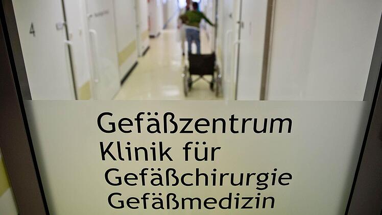 Die Bamberger Staatsanwaltschaft wirft dem früheren Chefarzt der Gefäßchirurgie am Bamberger Klinikum vor, 13 Frauen im Alter von 17 bis 28 Jahren missbraucht zu haben.