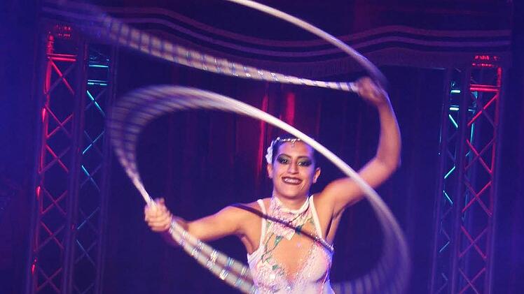 Hula-Hoop-Kunststücke erster Güte