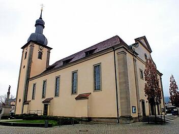 Für den 33 Meter hohen Turm liegt die Baulast bei der Gemeinde Sand, die für dessen Renovierung rund 55 000 Euro aufbringen muss. Für die Außen- und Innenrenovierung des Kirchenschiffes gewährt die Gemeinde einen Zuschuss von insgesamt 150 000 Euro.  Foto: Alfons Beuerlein