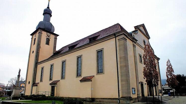 Für den 33 Meter hohen Turm liegt die Baulast bei der Gemeinde Sand, die für dessen Renovierung rund 55 000 Euro aufbringen muss. Für die Außen- und Innenrenovierung des Kirchenschiffes gewährt die Gemeinde einen Zuschuss von insgesamt 150 000 Euro.  Foto: Alfons Beuerlein