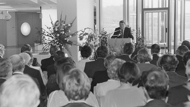 Auch der damalige Ministerpräsident Franz Josef Strauß kam zur Einweihung des Klinikums. Foto: Emil Bauer/ Stadtarchiv