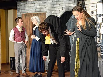 Zofe (Jessica Passant) und Freund (Zachary Price) können nur zusehen, wenn Mr. Hyde (Fraser Jenkins) von seiner bösen Seite (Hannah Elshan) umgarnt wird.  Foto: Elisabeth Assmann