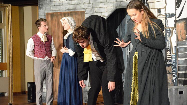 Zofe (Jessica Passant) und Freund (Zachary Price) können nur zusehen, wenn Mr. Hyde (Fraser Jenkins) von seiner bösen Seite (Hannah Elshan) umgarnt wird.  Foto: Elisabeth Assmann