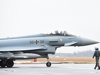 Flieger, grüß mir die Sonne? Eher ein Eurofighter mit Bodenhaftung... Foto: Rainer Jensen/dpa