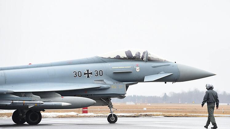 Flieger, grüß mir die Sonne? Eher ein Eurofighter mit Bodenhaftung... Foto: Rainer Jensen/dpa