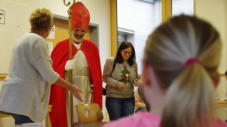 Der Nikolaus besuchte die Petra-Döring-Schule in Kronach. Foto: Marco Meißner