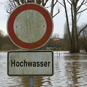 Die Folgen des schlechten Wetters der vergangenen Tagen sind frankenweit sichtbar. Am Freitag (05.01.2018) hat nun auch die Regnitz ihr Flussbett verlassen und für Überflutungen gesorgt. In Fürth-Stadeln musste die gleichnamige Landstraße daher gesperrt werden, da die Fahrbahn mittlerweile komplett überflutet ist. Auch eine Baustelle an der Vacherstraße steht zentimetertief unter Wasser und kann nur noch mit Gummistiefeln betreten werden.