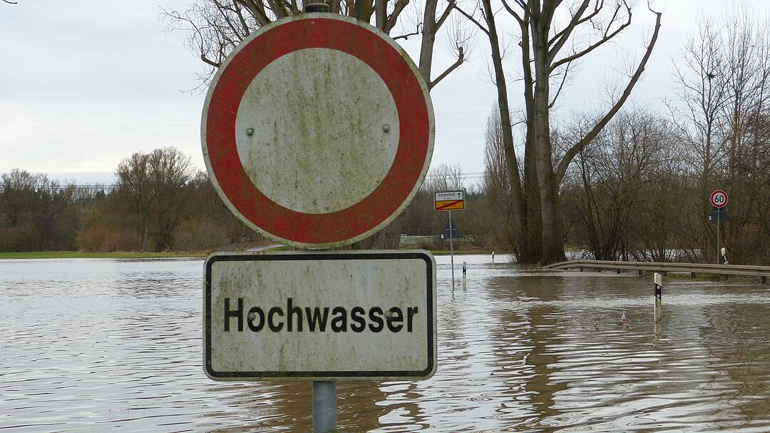 Die Folgen des schlechten Wetters der vergangenen Tagen sind frankenweit sichtbar. Am Freitag (05.01.2018) hat nun auch die Regnitz ihr Flussbett verlassen und für Überflutungen gesorgt. In Fürth-Stadeln musste die gleichnamige Landstraße daher gesperrt werden, da die Fahrbahn mittlerweile komplett überflutet ist. Auch eine Baustelle an der Vacherstraße steht zentimetertief unter Wasser und kann nur noch mit Gummistiefeln betreten werden.