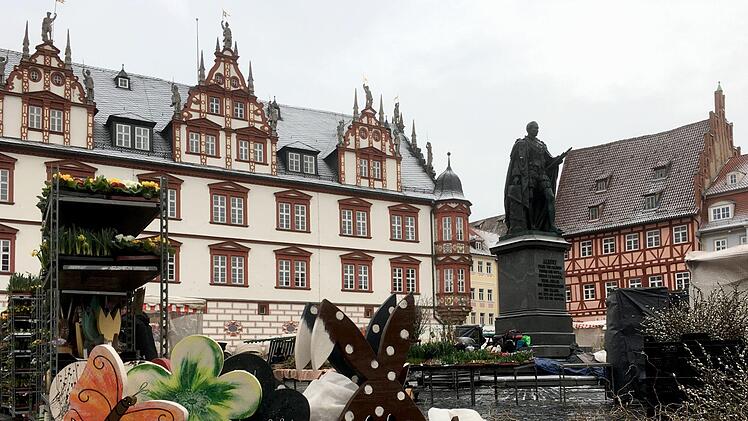 Coburger Marktplatz mit dem verschneiten Dach des StadthausesFoto: Jochen Berger