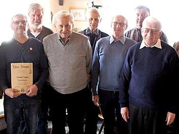 Die beim Bürgerverein Nordhalben Geehrten (von links): die neuen Ehrenmitglieder Rüdiger Baier, Armin Vogel, Winfried Neubauer, Ehrenschriftführer Heinrich Pöhnlein, Andi Dauer (50 Jahre), die beiden geschäftsleitenden Vorsitzenden Ludwig Pötzinger und Georg Hable, Horst Wunder (50 Jahre) und Ehrenvorsitzender Josef Gareis  Foto: Michael Wunder
