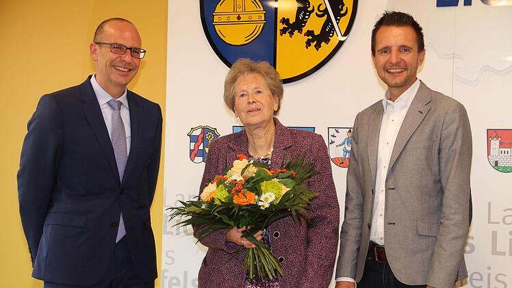 Bei der Aushändigung der Pflegemedaille  im Landratsamt Lichtenfels (von links): Landrat Christian Meißner, Sieglinde Martin und Bürgermeister Andreas Hügerich.Gerda Völk