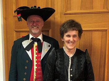 Die beiden Vertreter des Trachtenvereins,  Inge Kropf und Hans Pinzel  Foto: Martin Haensel