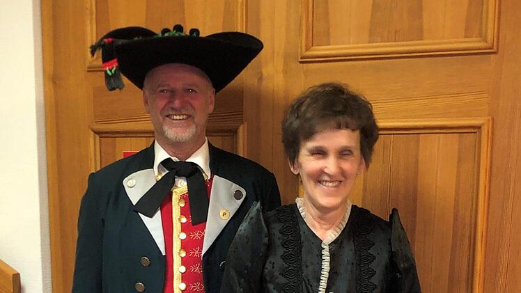 Die beiden Vertreter des Trachtenvereins,  Inge Kropf und Hans Pinzel  Foto: Martin Haensel