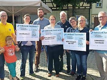 Bei der Spendenübergabe (v. r.): Wolfgang Badura (Lebenshilfe Forchheim), zwei Mitarbeiterinnen des ASB (Wünschewagen), Dekan Günther Werner (Präsident des Lions-Club Forchheim), Diakonin Beate Wagner (Christuskirche Forchheim-Nord), Marco Höyns (Verstreuth) und Martin Axmann (Vizepräsident des Lions-Clubs Forchheim) mit Sohn  Foto: Georg Bayer