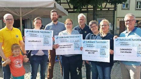 Bei der Spendenübergabe (v. r.): Wolfgang Badura (Lebenshilfe Forchheim), zwei Mitarbeiterinnen des ASB (Wünschewagen), Dekan Günther Werner (Präsident des Lions-Club Forchheim), Diakonin Beate Wagner (Christuskirche Forchheim-Nord), Marco Höyns (Verstreuth) und Martin Axmann (Vizepräsident des Lions-Clubs Forchheim) mit Sohn  Foto: Georg Bayer