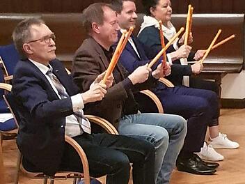 Die Fachärzte waren begeistert von dem kleinen Wellnessdrumming und anderen Übungen auf einer kleinen Bewegungs- und Entspannungsreise mit der Leiterin der Sportgruppe Birgit Schmitt. Mit im Bild (rechts) Martina Stauch Initiatorin der Kronacher Onkologiegespräche und Vorsitzende des Vereins "Gemeinsam gegen Krebs"  Foto: Karl-Heinz Hofmann