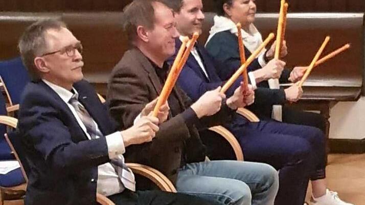 Die Fachärzte waren begeistert von dem kleinen Wellnessdrumming und anderen Übungen auf einer kleinen Bewegungs- und Entspannungsreise mit der Leiterin der Sportgruppe Birgit Schmitt. Mit im Bild (rechts) Martina Stauch Initiatorin der Kronacher Onkologiegespräche und Vorsitzende des Vereins "Gemeinsam gegen Krebs"  Foto: Karl-Heinz Hofmann