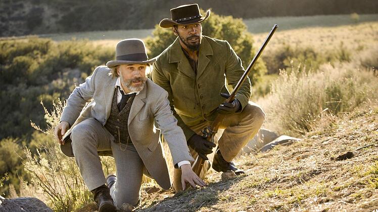 Dr. King Schultz (Christoph Waltz, links) f&uuml;hrt in "Django Unchained" einen ehemaligen Sklaven (Jamie Foxx) in die Kunst des Kopfgeldjagens ein.