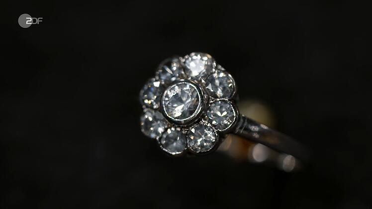 Der Ring mit Diamantimitationen aus den 1950er- oder 60er-Jahren wurde auf 150 bis 180 Euro gesch&auml;tzt. 180 Euro bekam die Verk&auml;uferin von Daniel Meyer.